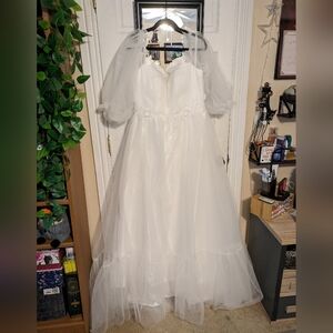 White puffy sleeve tulle dress
